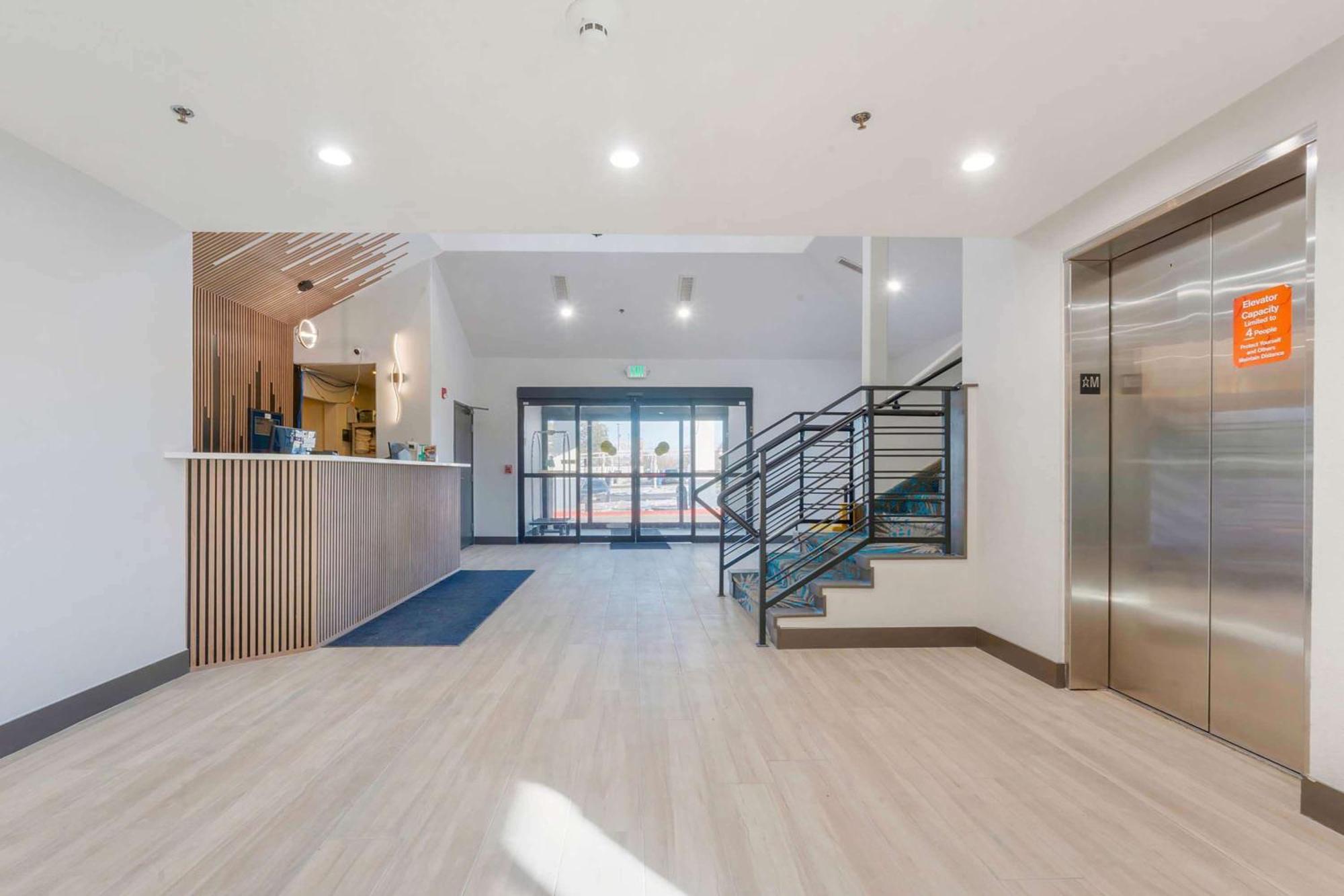 Days Inn By Wyndham Thornton Bagian luar foto