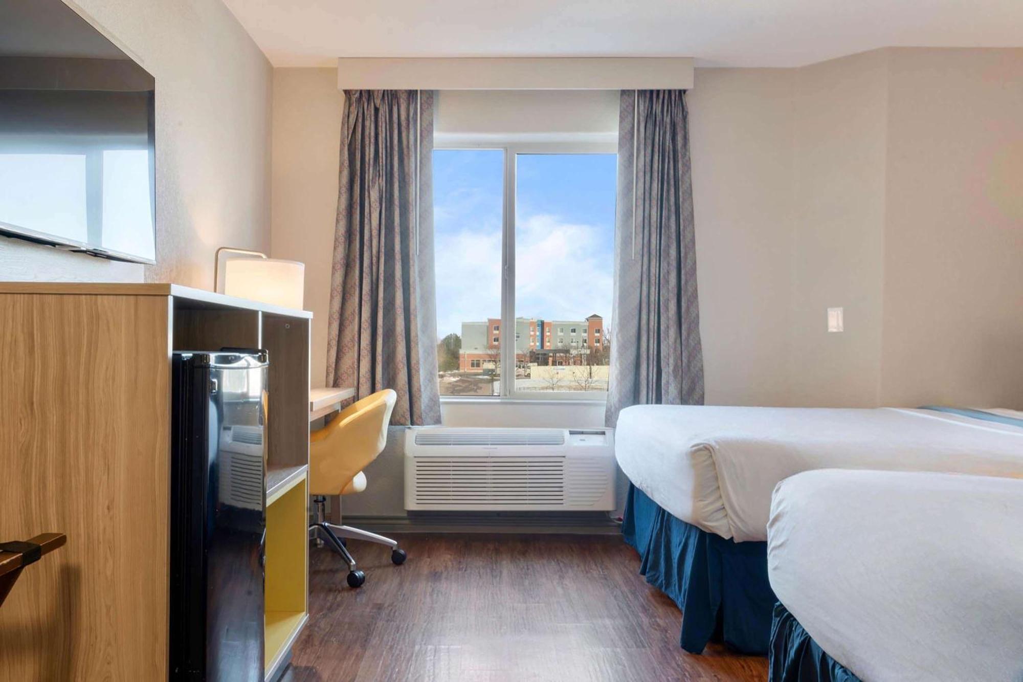 Days Inn By Wyndham Thornton Bagian luar foto