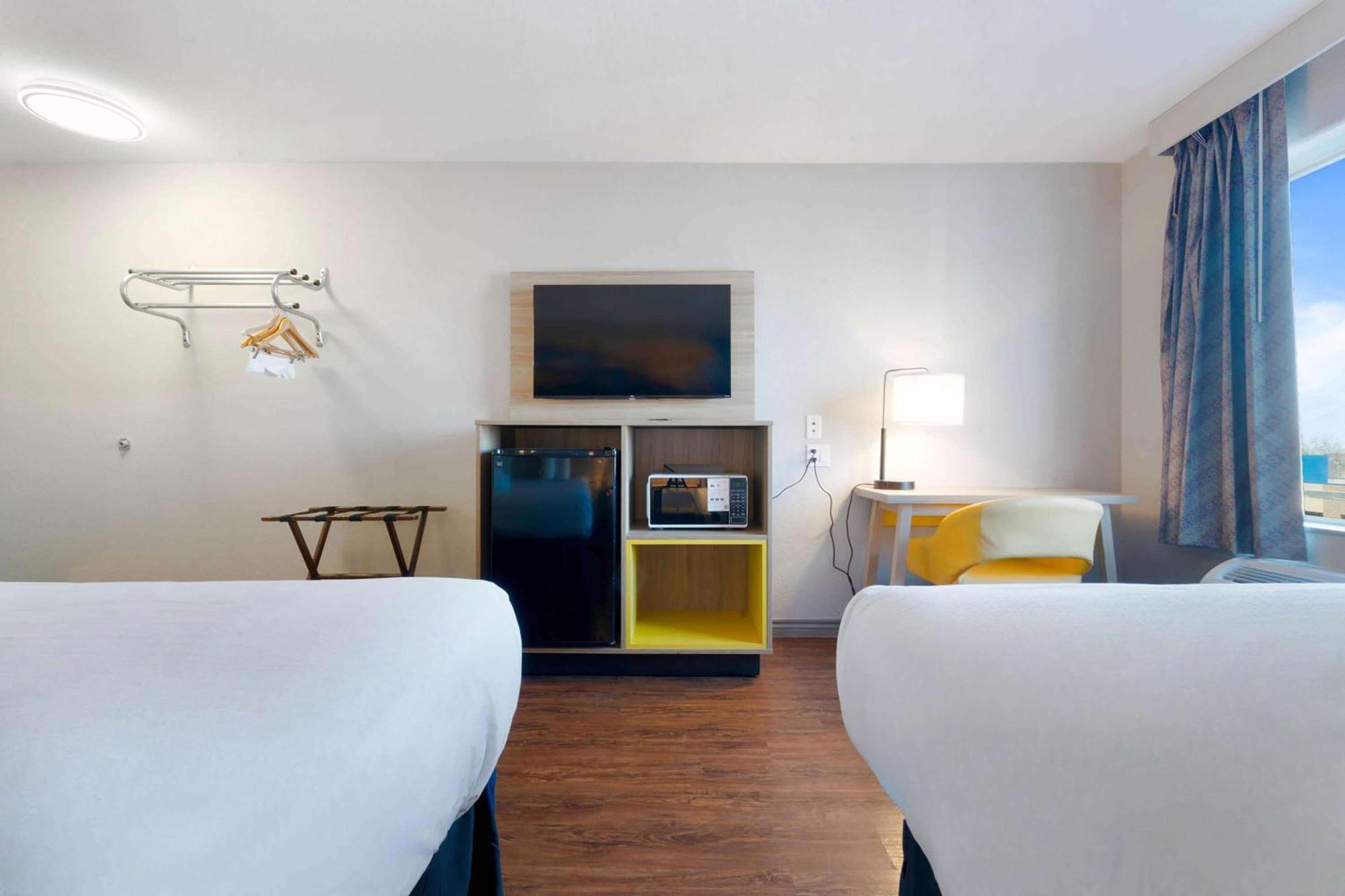 Days Inn By Wyndham Thornton Bagian luar foto