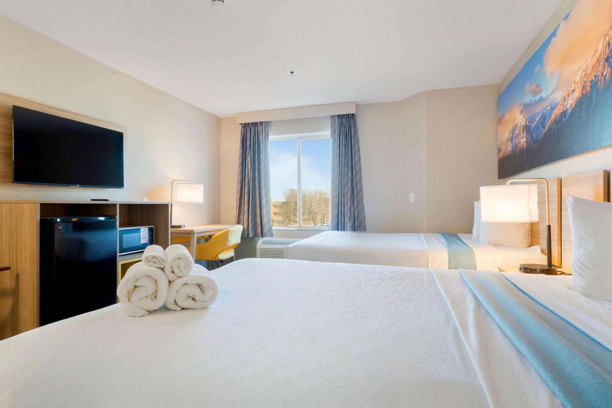 Days Inn By Wyndham Thornton Bagian luar foto