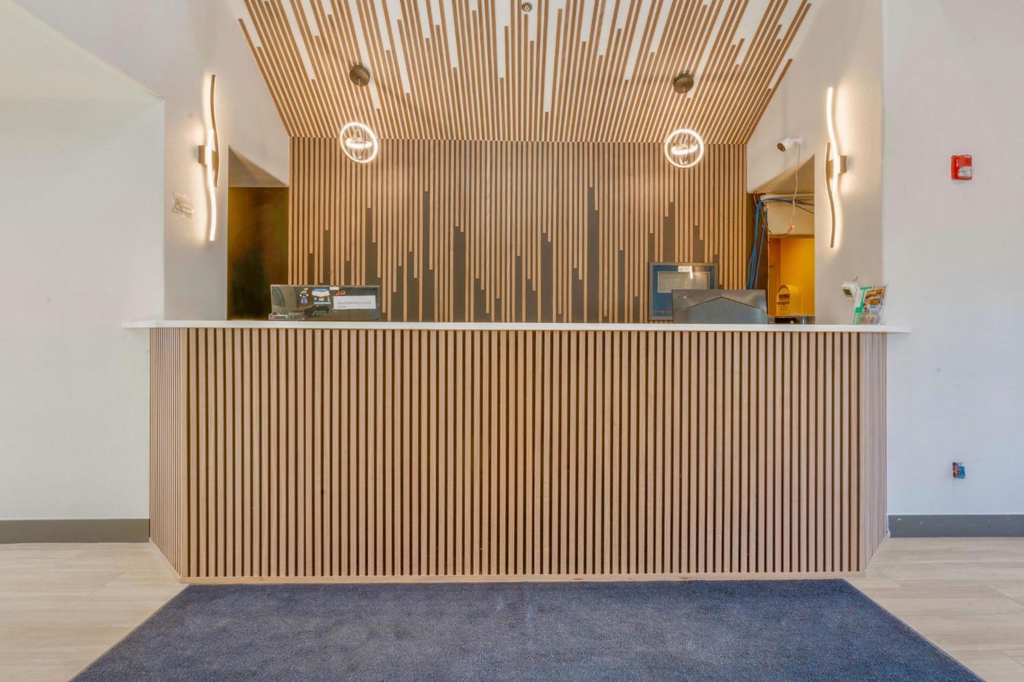 Days Inn By Wyndham Thornton Bagian luar foto