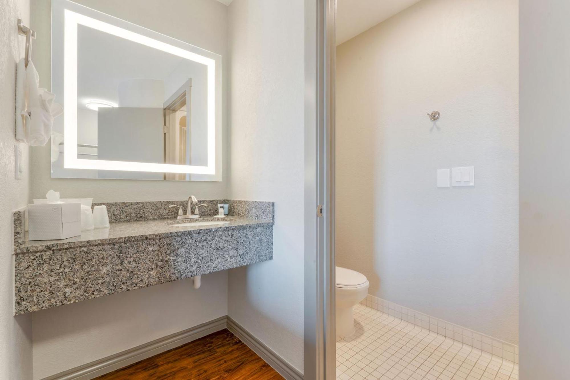 Days Inn By Wyndham Thornton Bagian luar foto