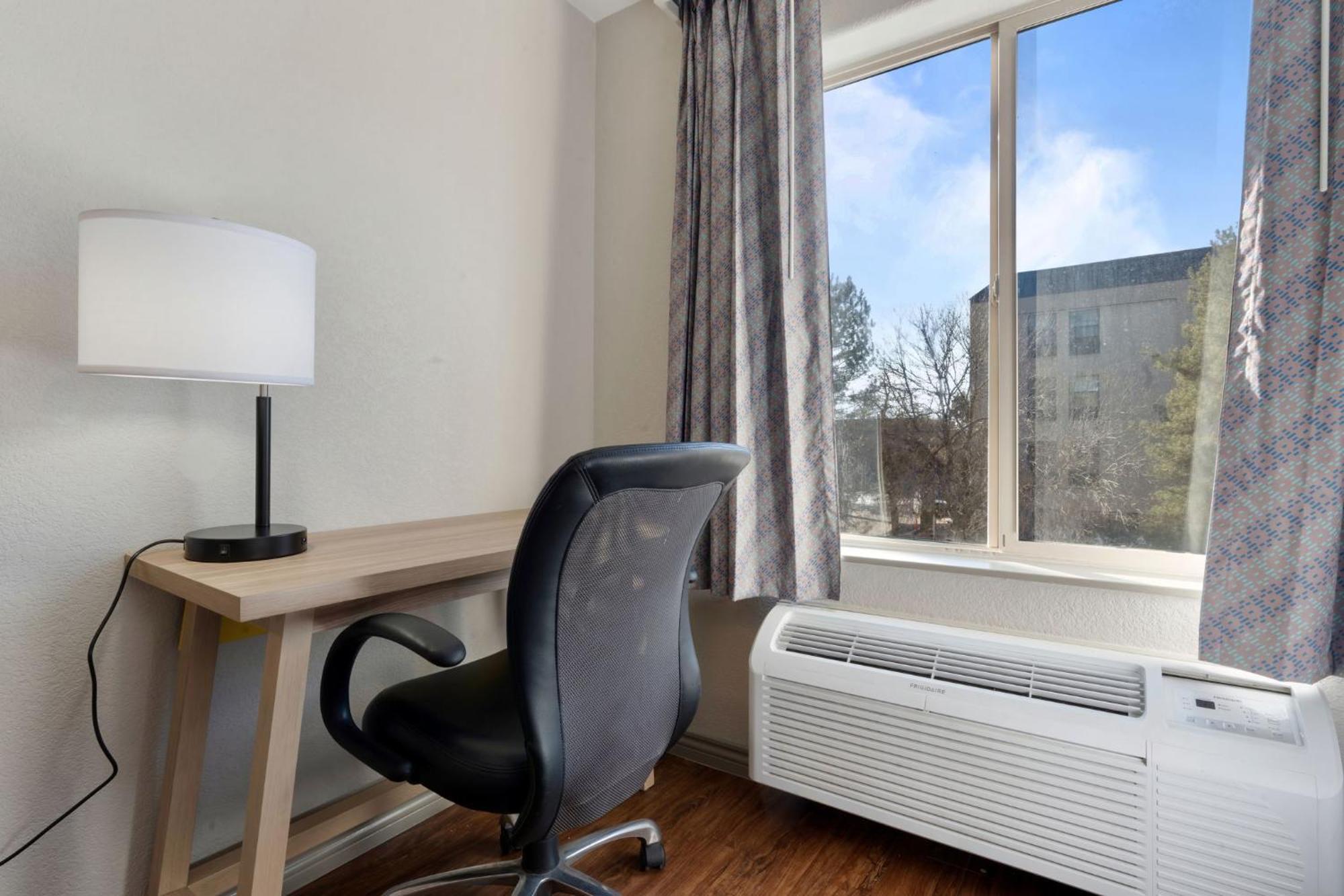 Days Inn By Wyndham Thornton Bagian luar foto