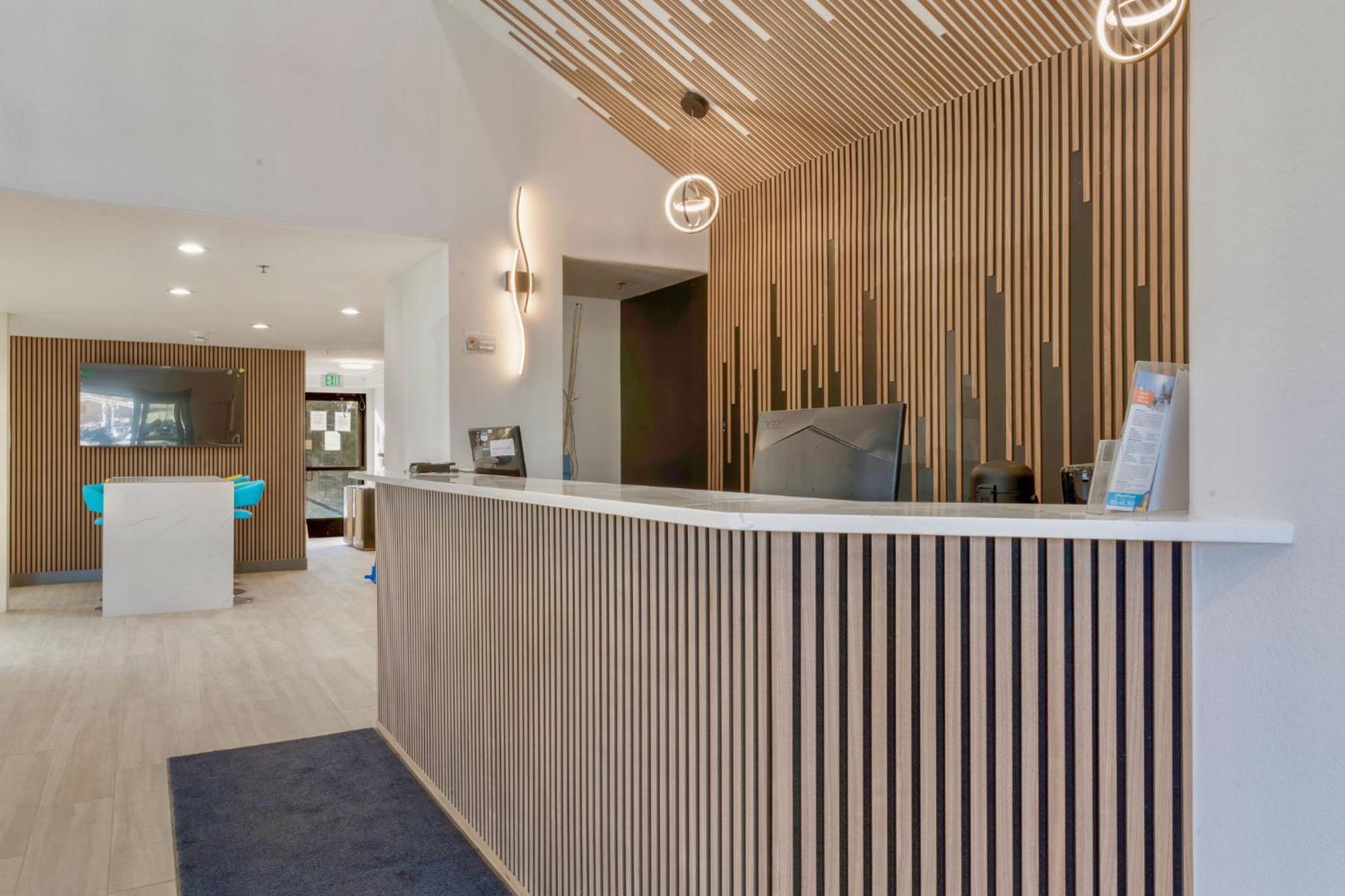 Days Inn By Wyndham Thornton Bagian luar foto