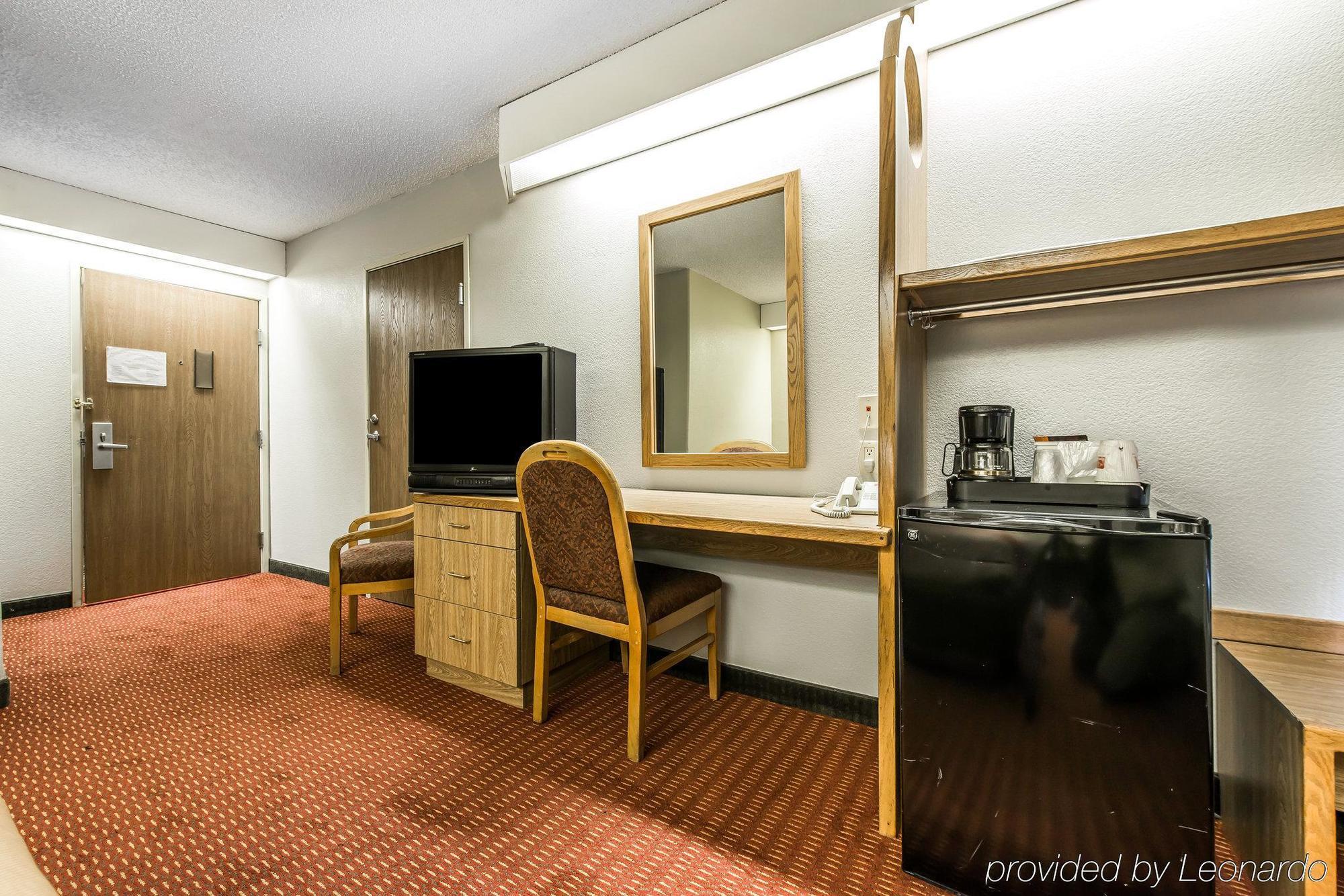 Days Inn By Wyndham Thornton Bagian luar foto