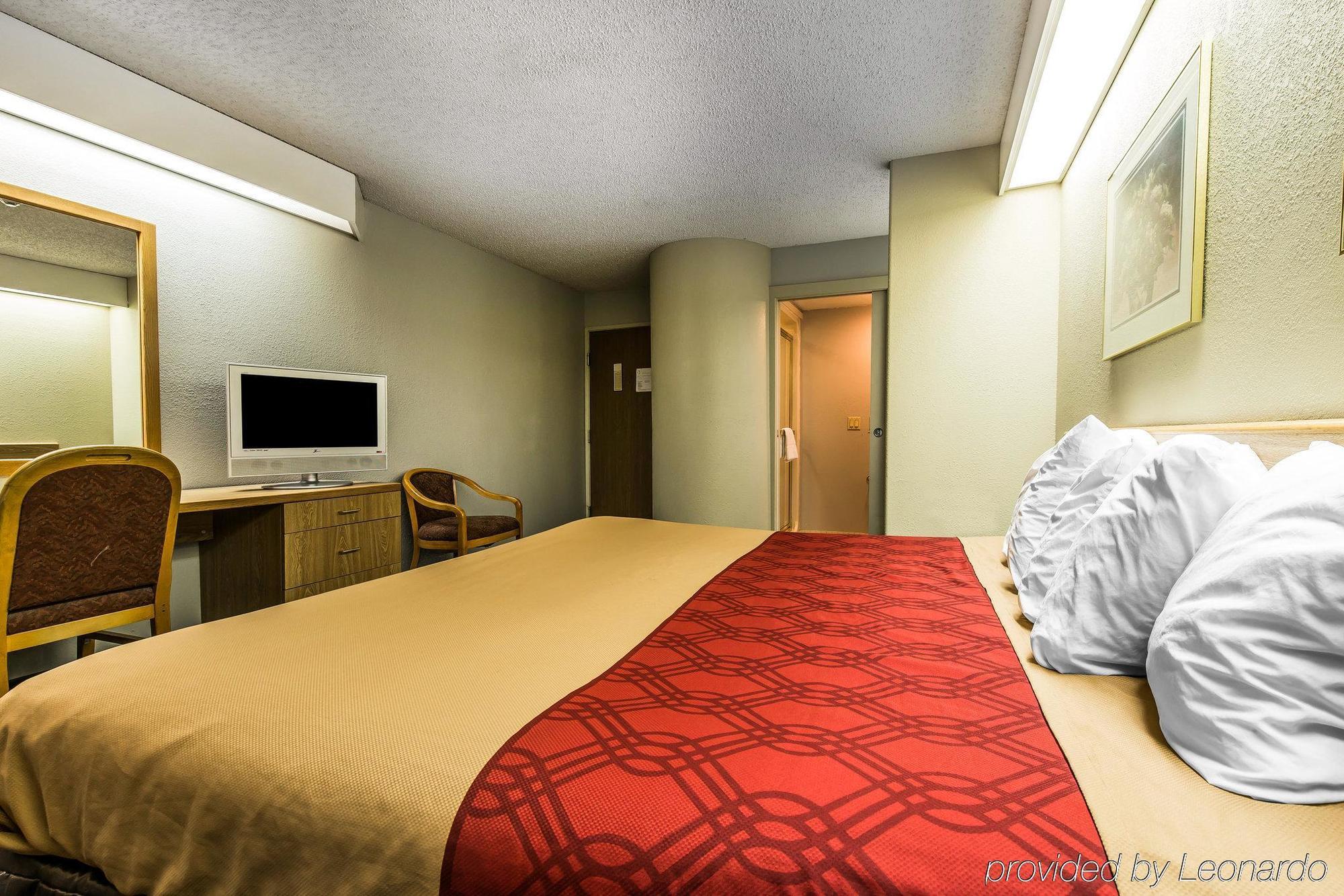 Days Inn By Wyndham Thornton Bagian luar foto