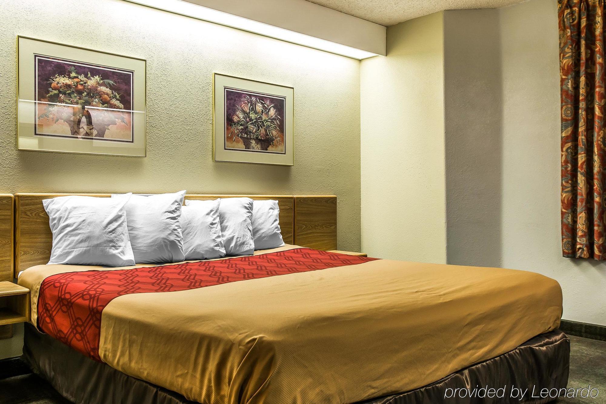 Days Inn By Wyndham Thornton Bagian luar foto