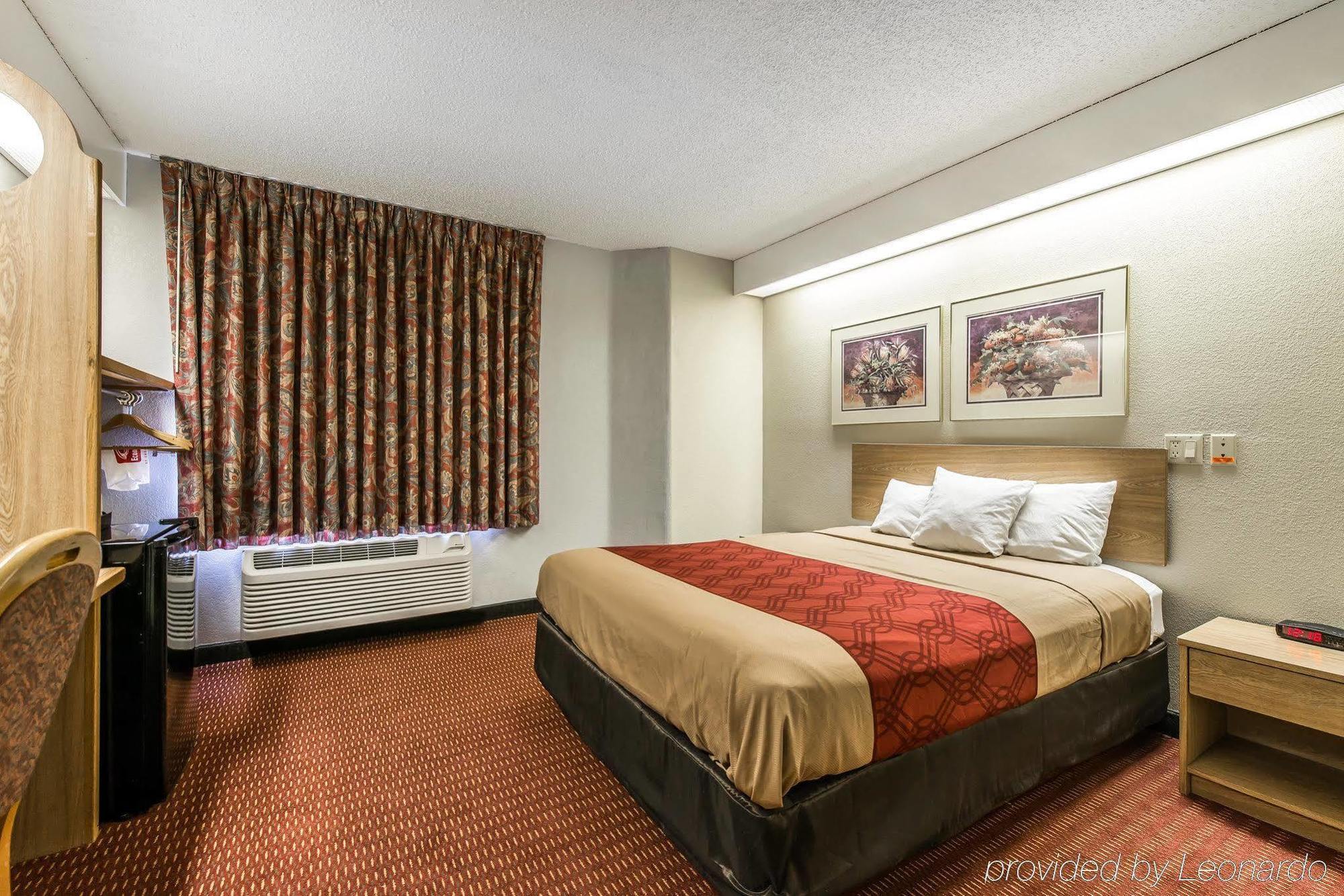 Days Inn By Wyndham Thornton Bagian luar foto
