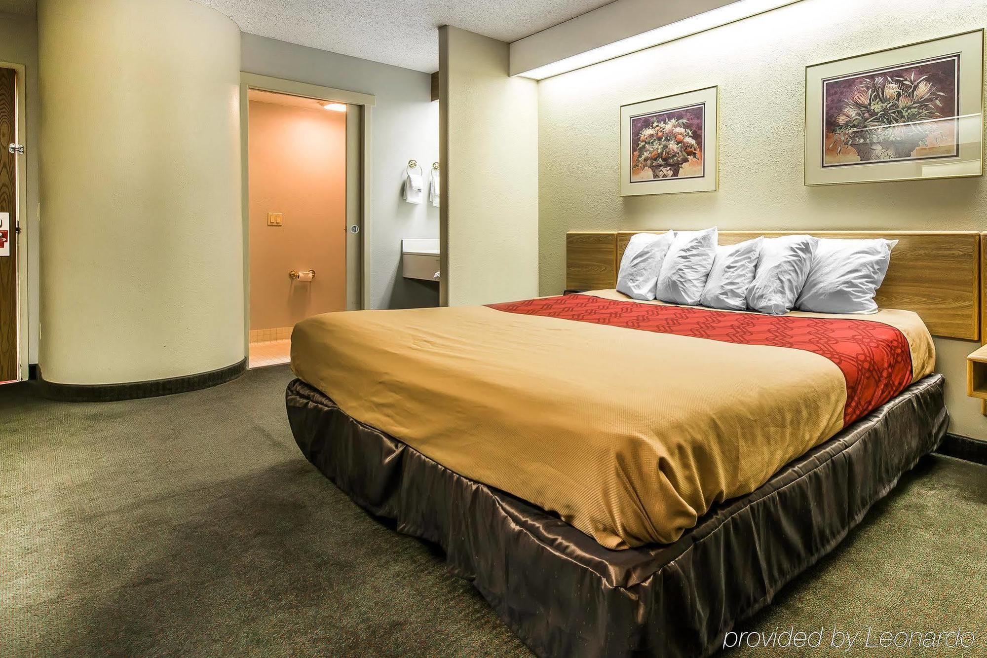 Days Inn By Wyndham Thornton Bagian luar foto