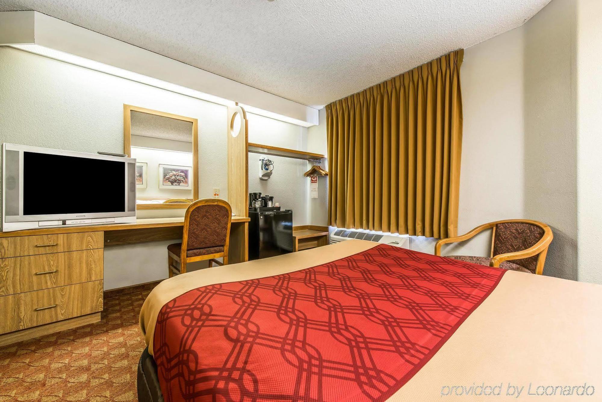 Days Inn By Wyndham Thornton Bagian luar foto