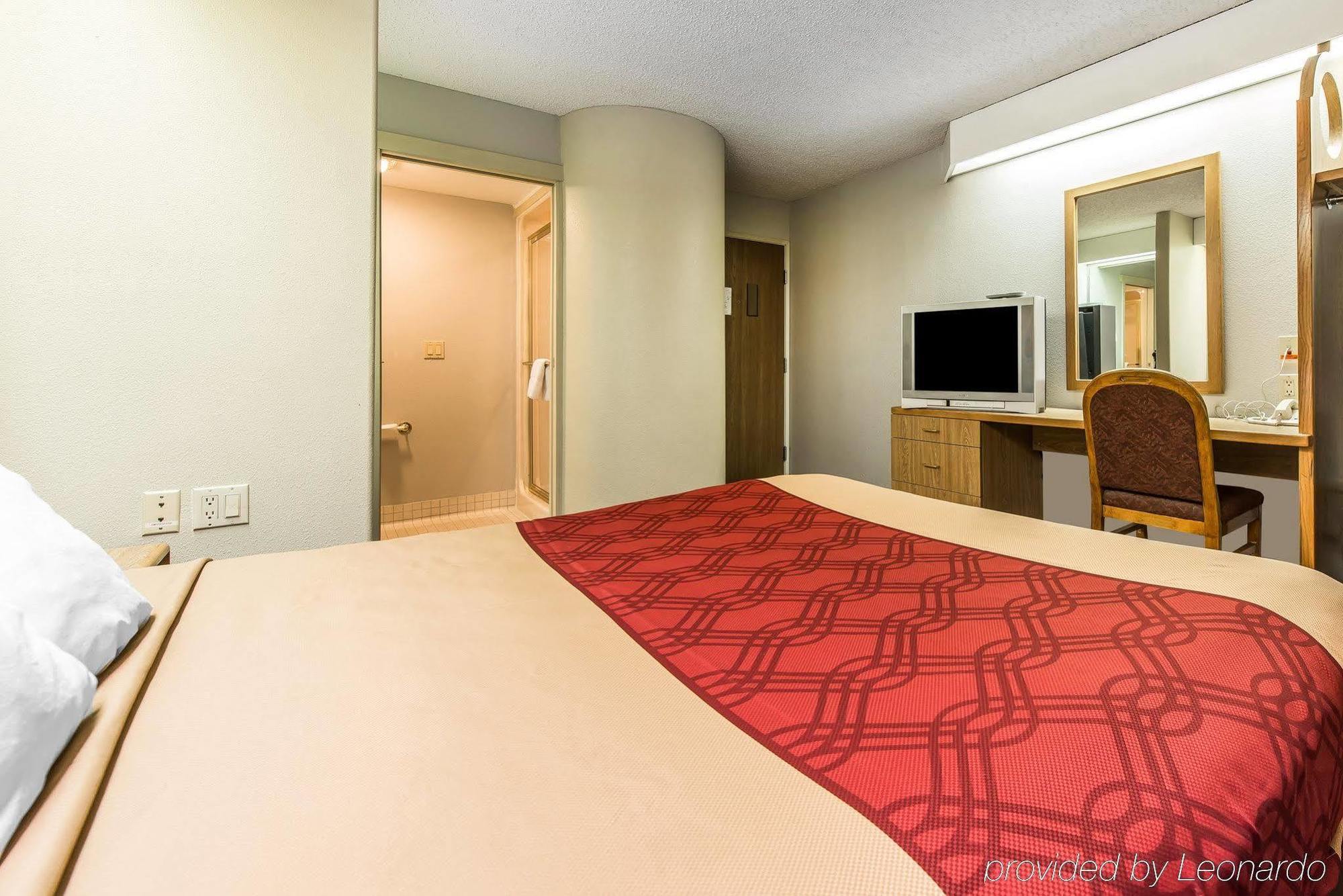 Days Inn By Wyndham Thornton Bagian luar foto