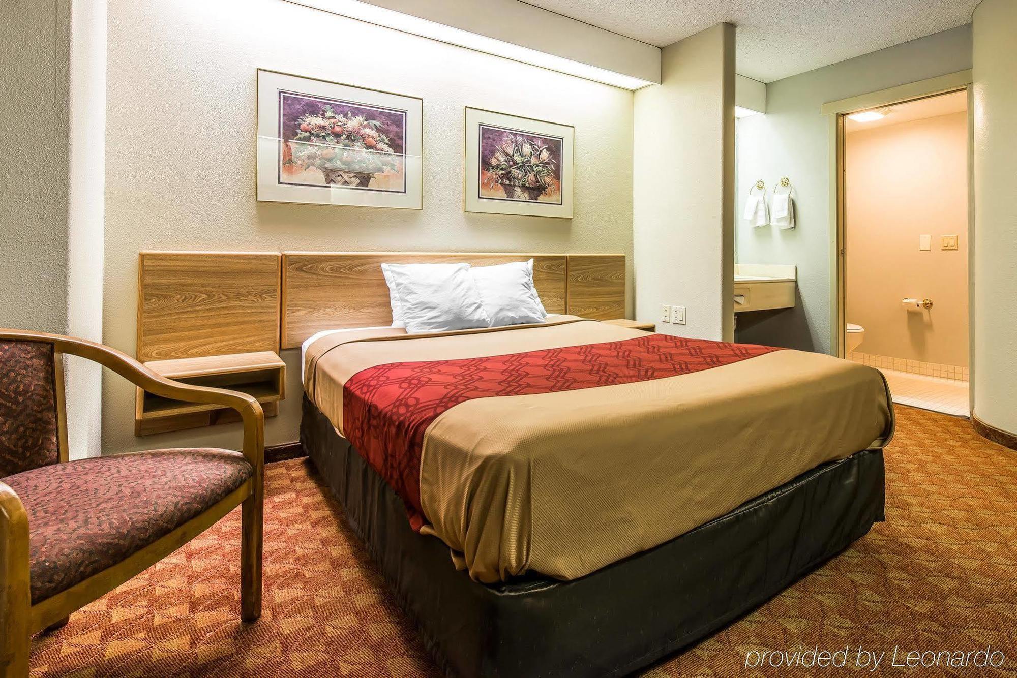 Days Inn By Wyndham Thornton Bagian luar foto