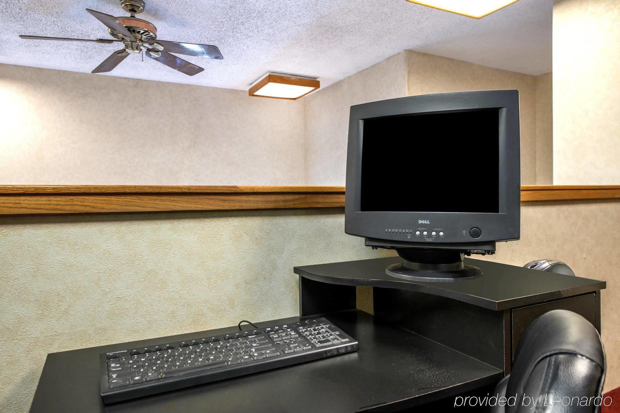 Days Inn By Wyndham Thornton Bagian luar foto